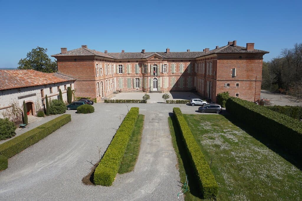 Façade principale du Château de Merville