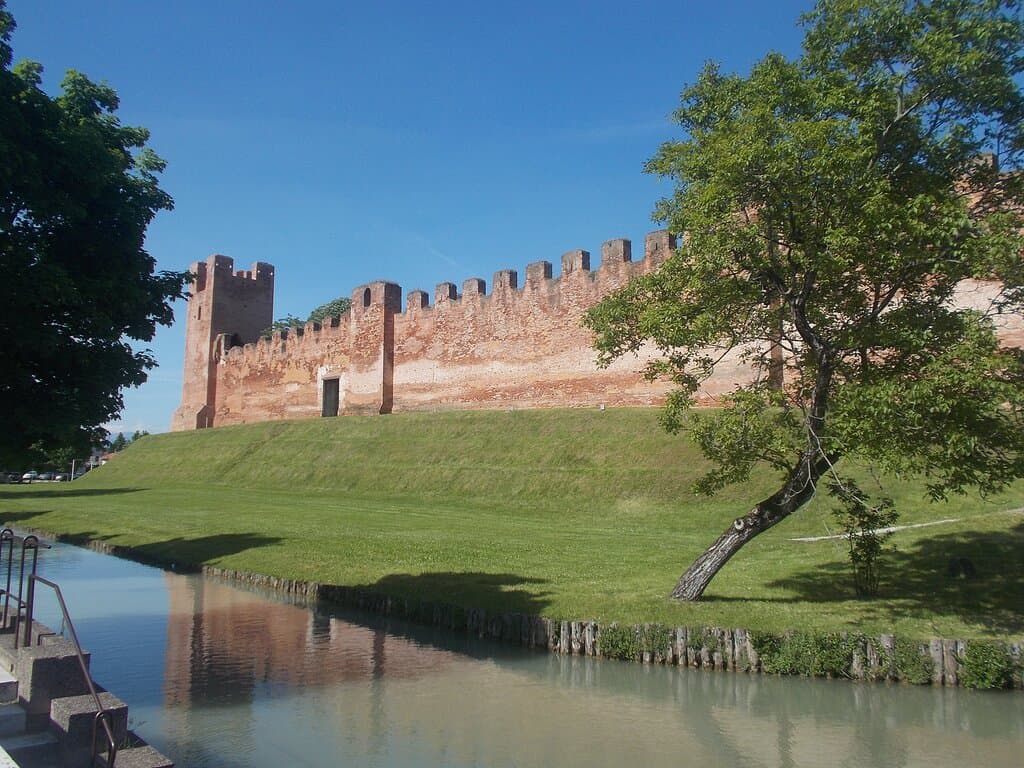 Scorcio delle mura e del fossato