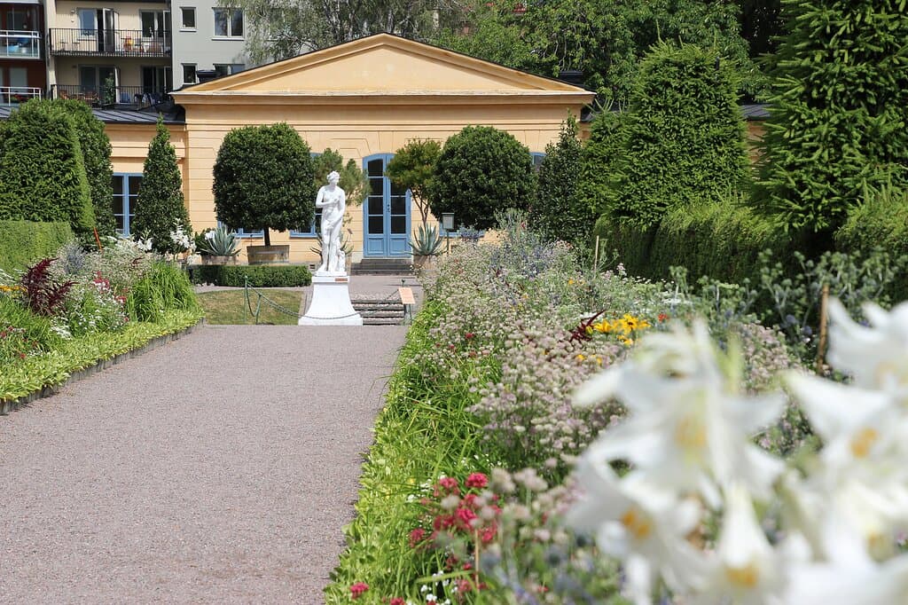 The central axis of The Linnaeus Garden with the Venus Medici and the orangery in the background. Photo by Jepser Kårehed, Uppsala University.