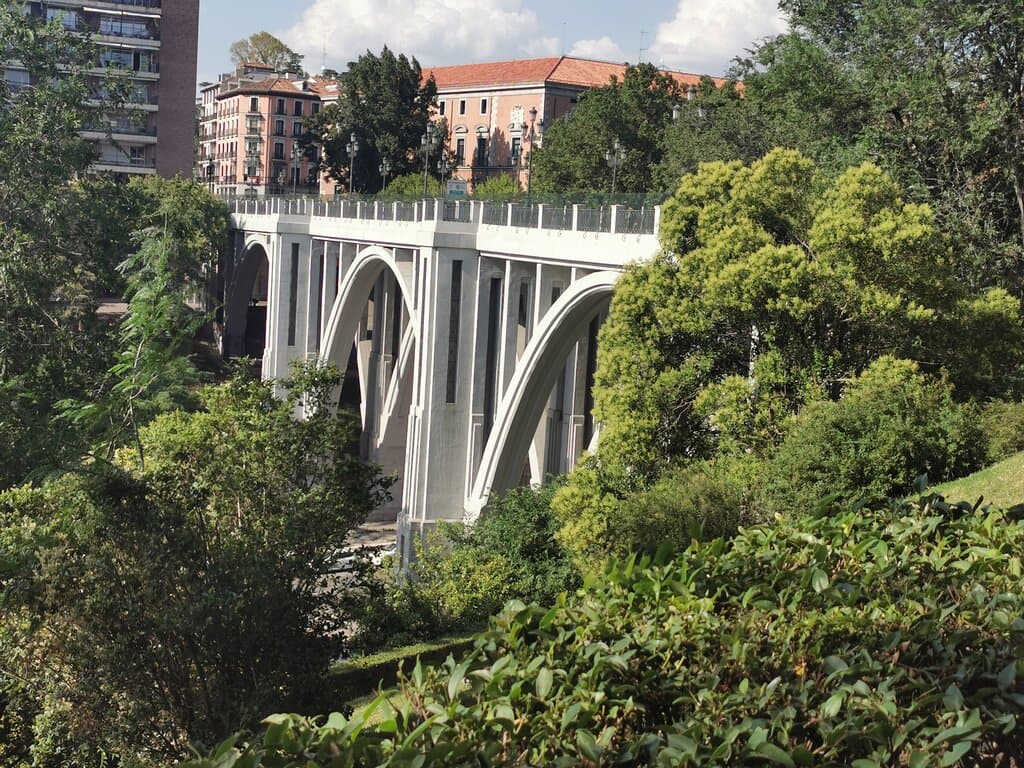 Bajo el Viaducto Street Art Zone