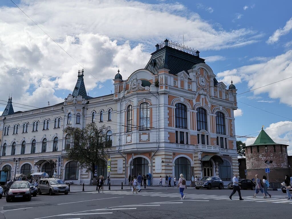 Красивый фасад бывшей городской Думы, выходящий на площадь, не соответствует остальной части здания.