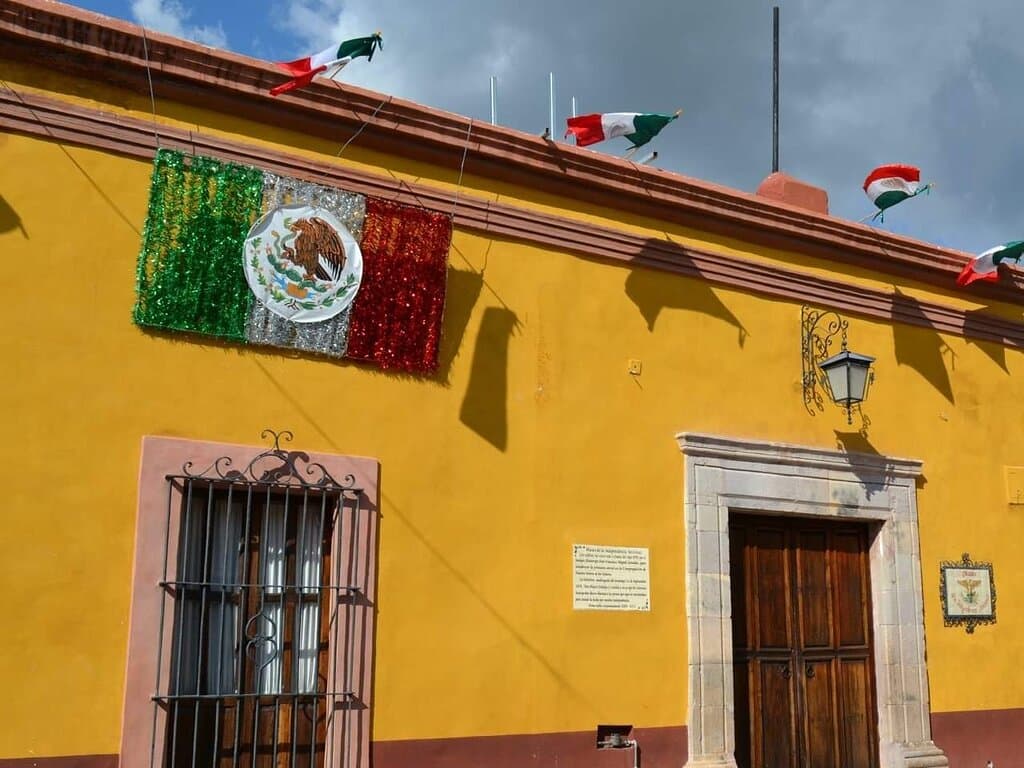 Casa Museo Miguel Hidalgo. Hermoso recorrido donde te transportas ala epoca de nuestros antepasado donde puedes ver manuscritos de puño y letra como tambien diferentes vestimentas del padre de la Independencia Don Miguel Hidalgo ., asi como su escritorio, la recamara, roperos, comedor Y la cocina donde aun se conserva la estufa y horno de leña. Asi como su patio con una maravillosa noria antigua . Realmente nuestras raíces Mexicanas.