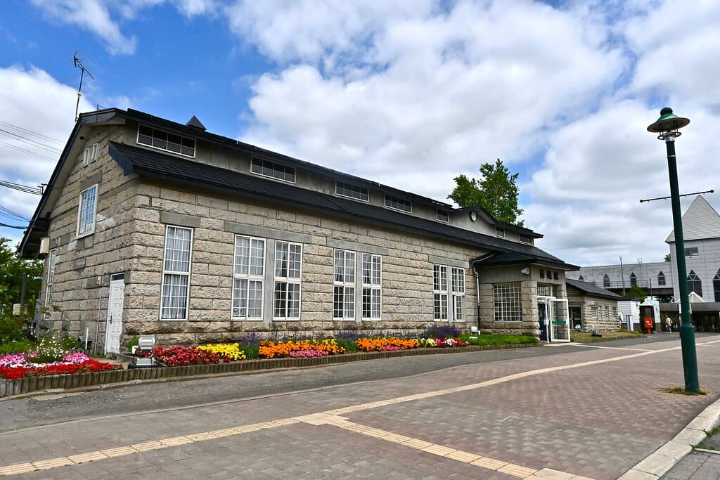かって美瑛町内で採掘されていた凝灰岩「美瑛軟石」を使用して昭和27年に建てられた駅舎。