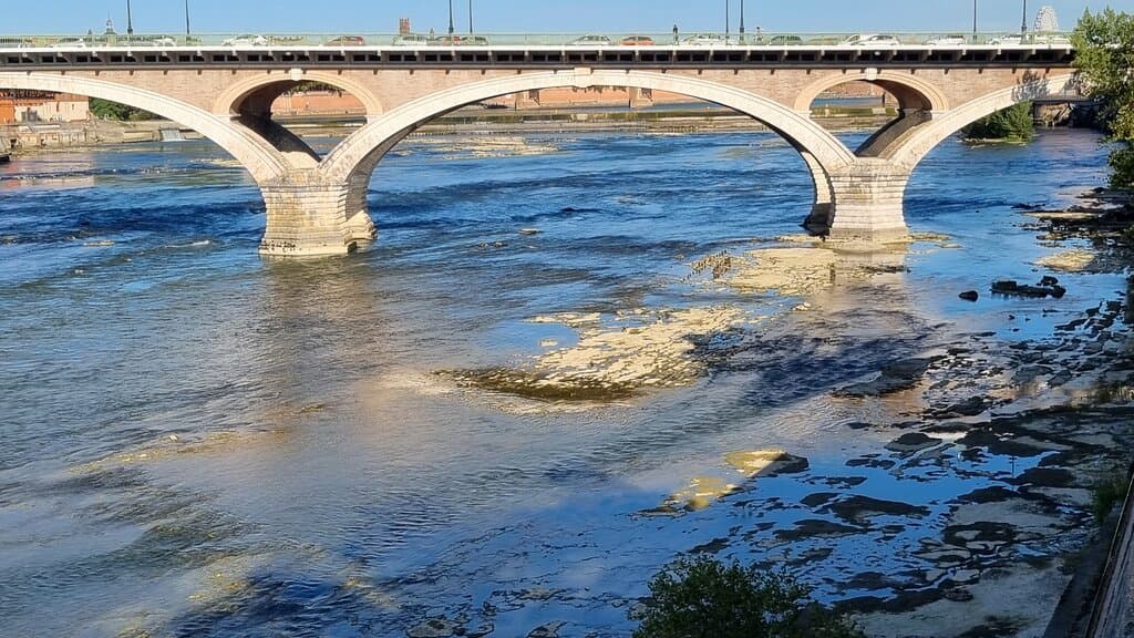 Souvenirs de mes Balades -- France - Occitanie - La Garonne en fin d'été souffre d'un cruel manque d'eau , les rochers apparaissent largement proche du pont des Catalans - 21.09.16 - Cliquer sur la photo pour découvrir la prise de vue complète
