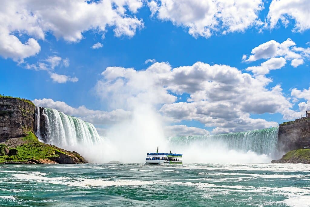 Maid of the Mist departing Horseshoe Falls