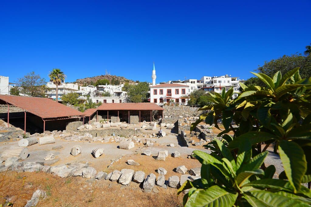 вид на раскопки и остатки Мавзолея в Бодруме