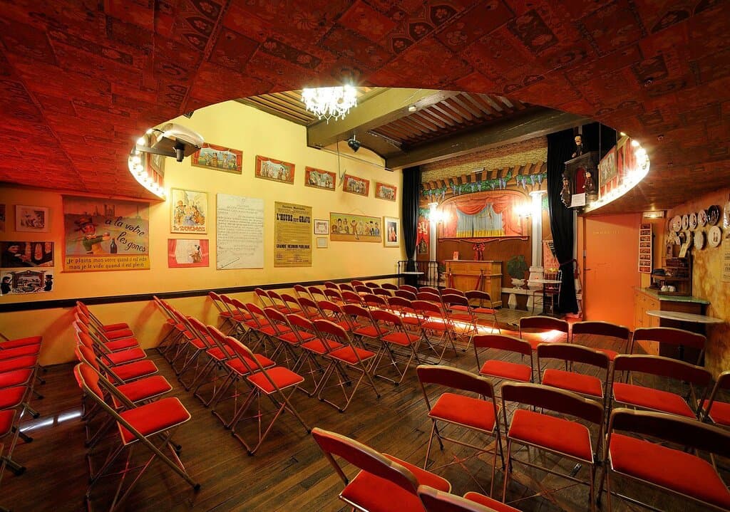 La Salle 1 !
Une pièce atypique et riche en décors. Vous pourrez apprécier les allusions et les affiches d'époques tout en assistant au spectacle de Guignol grâce à sa capacité de 100 places assises.
Mais n'oubliant pas les grands le soir, vous pourrez vous retrouvez le soir autour d'un verre et d'une planche de charcuterie tout en regardant une pièce de Café-Théâtre !