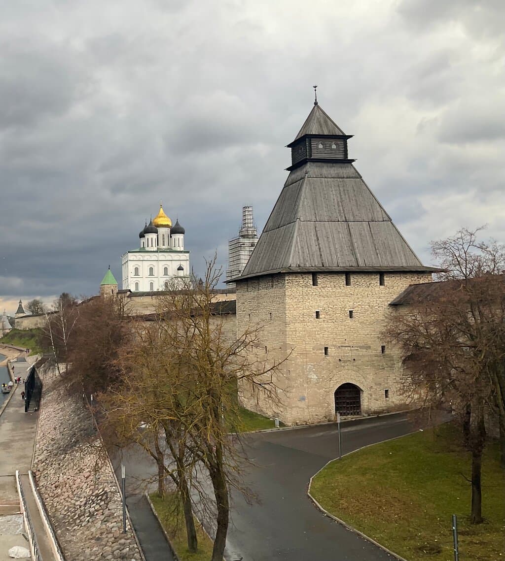 Вид на Власьевскую башню с Ольгинского моста