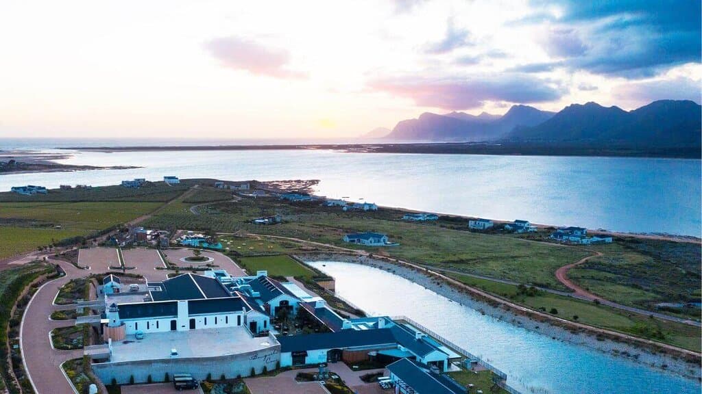 Oceanside location and nature reserve, at the edge of the Bot River Lagoon, cool climate, vineyard and cellar tours, Pontoon boat cruises, Moody Lagoon Restaurant overlooking the lagoon, wine tastings, Art Gallery, Tea Terrace, Pirate Adventure Golf.