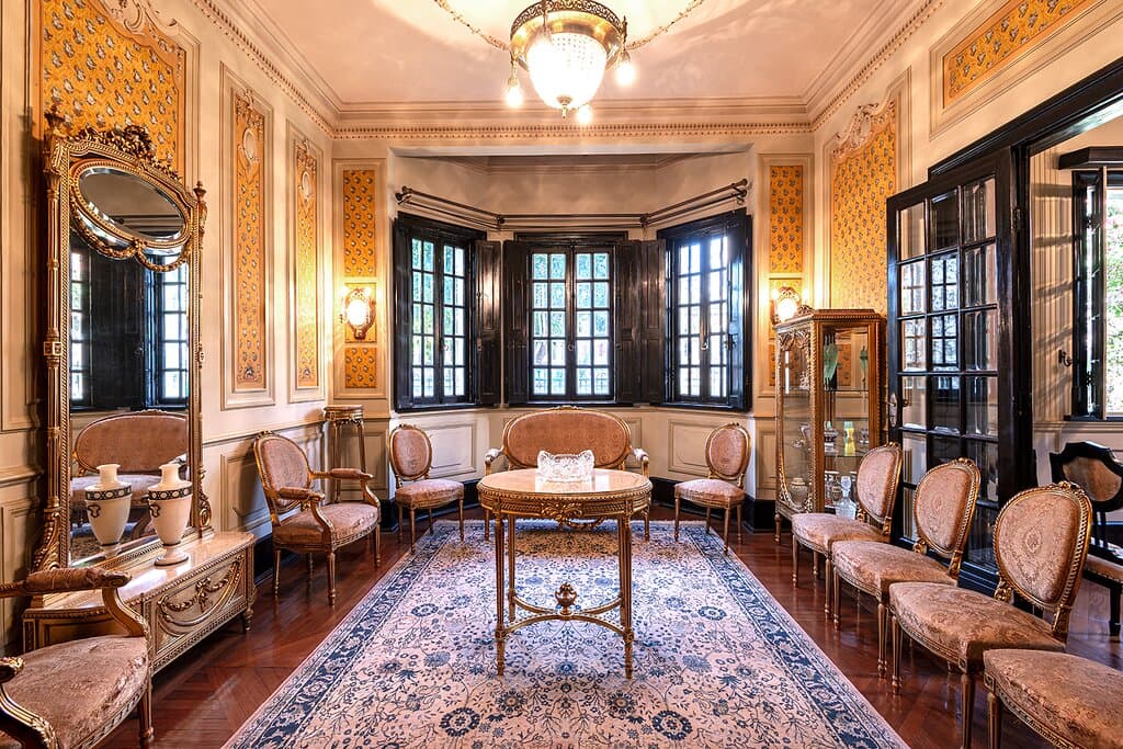 Esta sala me chamou a atenção por conta de suas linhas arquitetônicas, riqueza nos detalhes e, sobretudo, no bom estado de preservação.