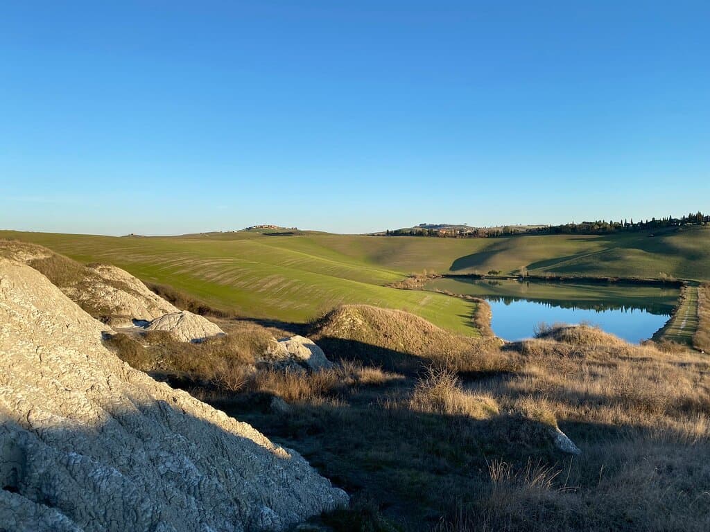 Nel bel mezzo delle crete appena sotto a Site Transitoire il monumento in pietra realizzato dall’artista francese Jean Paul Philipp nel 1993 in un punto spettacolare merita assolutamente una visita.