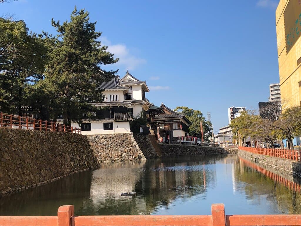 お堀の前にある建物