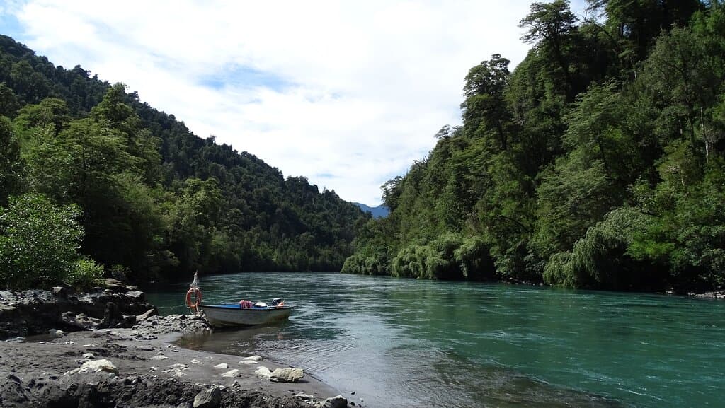 Vista de las termas naturales a orillas del rio petrohue