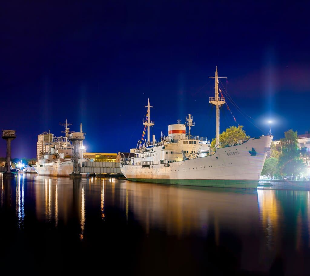 НИС "Витязь" на Набережной исторического флота