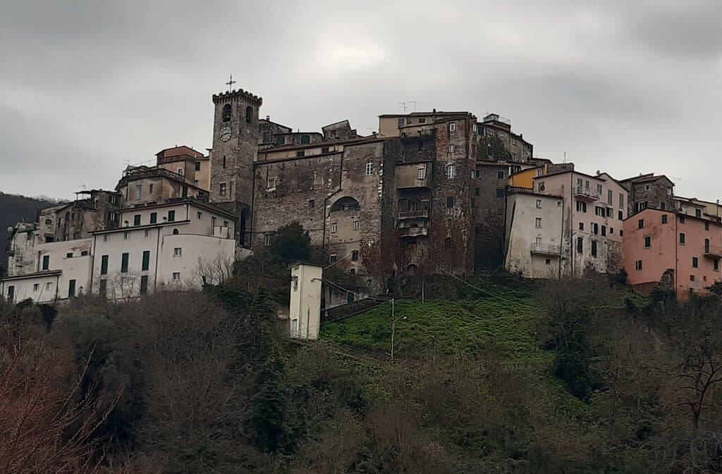 il Borgo di Ameglia visto dal basso