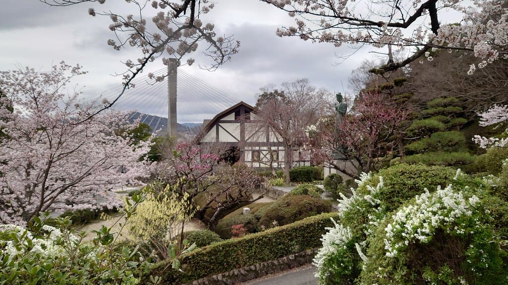 2022年3月 五月山公園 料金所下の公園 慈母観音菩薩と五月山公園総合案内所・売店が見える