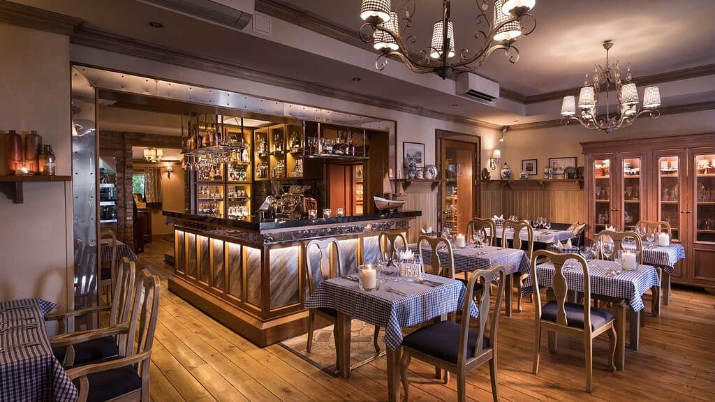 Uzupełnieniem kulinarnego kunsztu dań serwowanych w Targu rybnym jest duży wybór doskonałych, starannie wyselekcjonowanych win, przechowywanych w naszej winnej piwniczce.