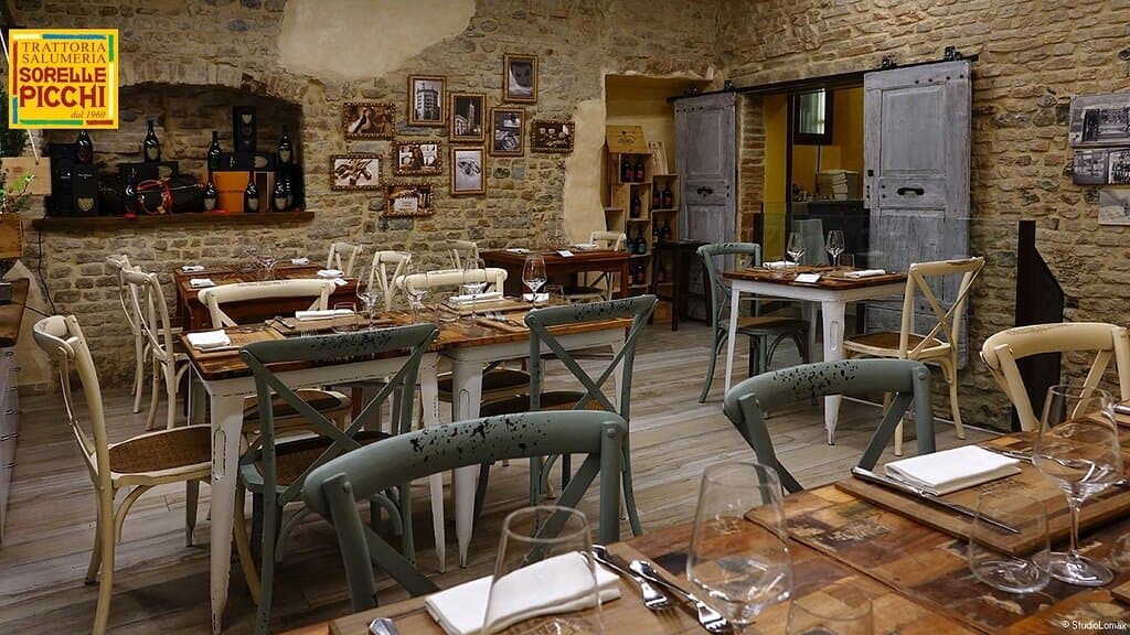 La Trattoria Sorelle Picchi è nata dalla storica salumeria nel cuore di Parma, da un'idea dei produttori del miglior prosciutto cotto.
Col tempo cresce, grazie alla costanza nella scelta della qualità prodotti, e diventa luogo di incontro per degustare i migliori piatti della tradizione contadina del territorio.
