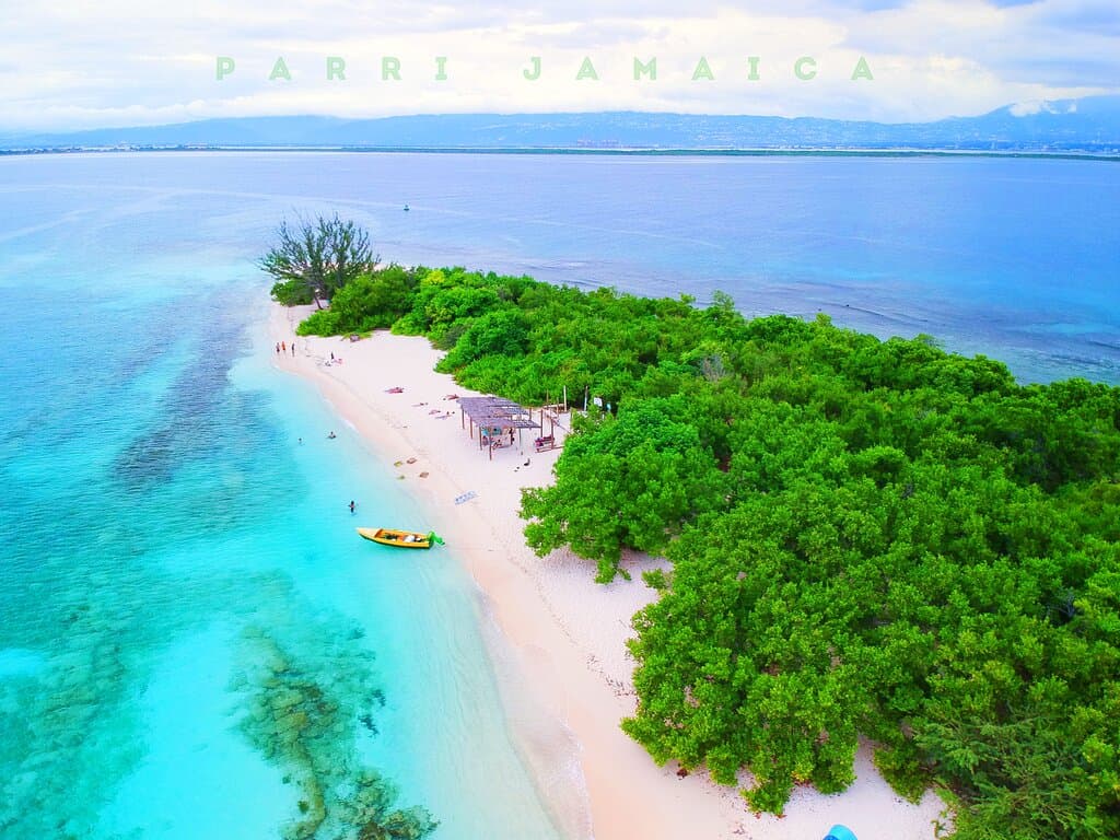 Lime cay island @parrijamacia
