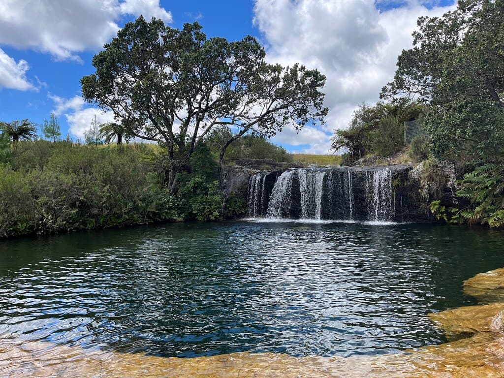 Located about 13 kilometers along the R352 outside of the beautiful town Sabie, you will find Mac Mac Falls, a 70m high waterfall plunging into a tranquil gorge below.
The entrance to Mac Mac falls has a safe parking area with lots of curio stalls for buying novelty items and gifts. This attraction gets very busy, so be sure to get there EARLY to beat the crowds!
There is a small entrance fee of about R20 is required to visit the area. There is a steep walk on a paved walkway that takes you to