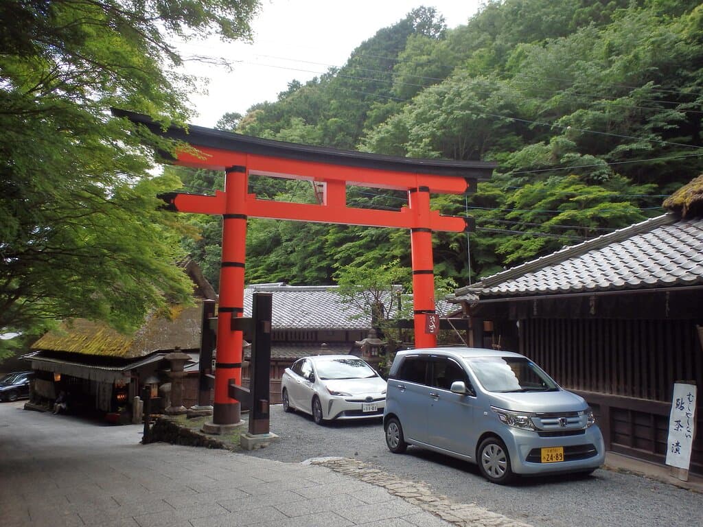 愛宕山、愛宕神社の一の鳥居があります