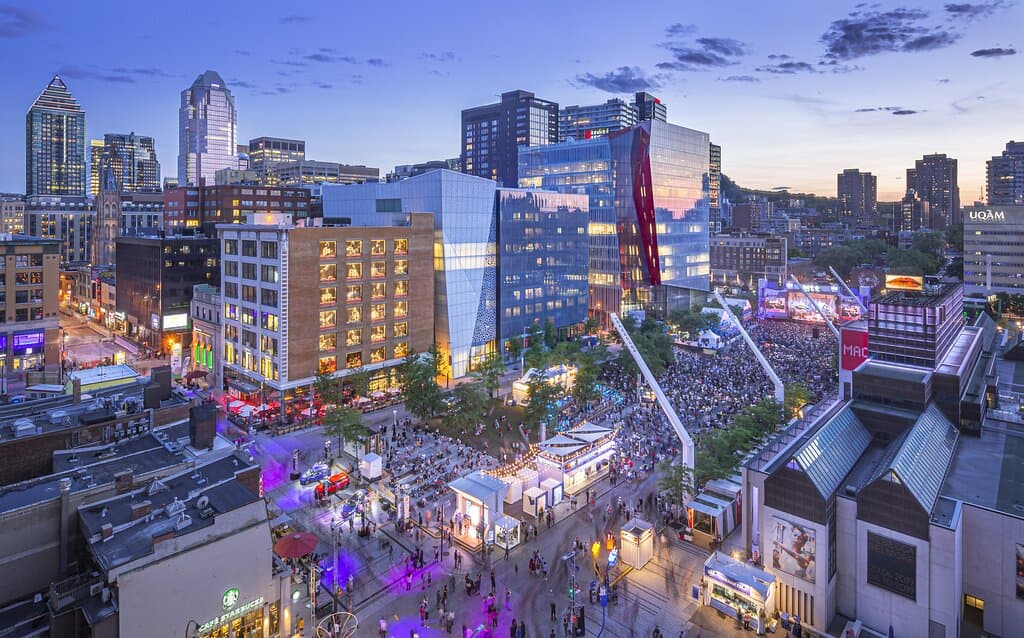 Located in downtown Montreal, the Quartier des spectacles is the city’s cultural heart. Within its boundaries, you will find the highest concentration and the greatest diversity of cultural venues in North America.
Le Quartier des spectacles est situé au centre-ville de Montréal. C’est le cœur culturel de la métropole. C’est l’endroit en Amérique du Nord où l’on retrouve la plus forte concentration et la plus grande diversité de lieux culturels.
© Stephan Poulin