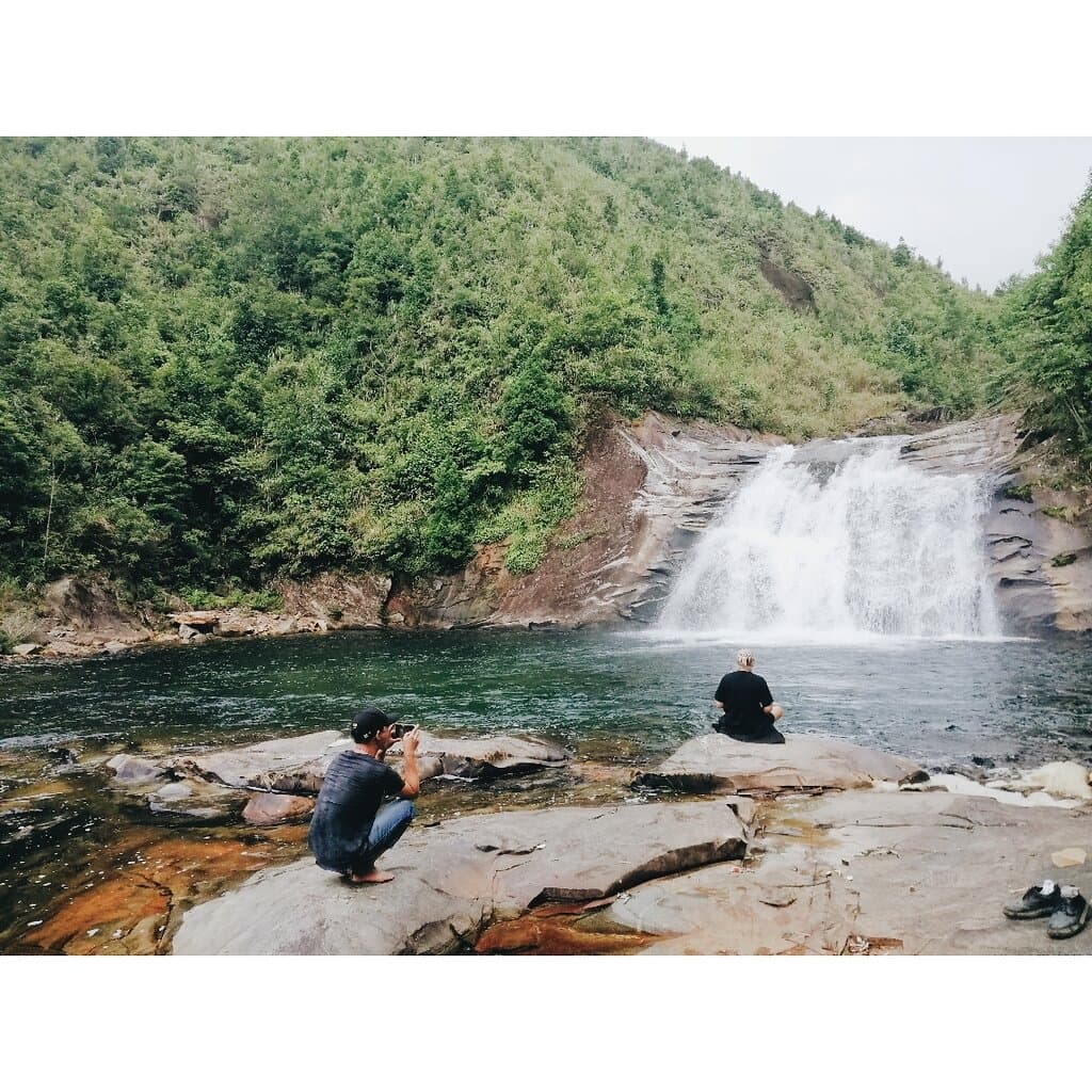 The waterfall and Seo My Ty lake (highest attitude lake in Vietnam) inside Hoang Lien national park. About 40km from Sapa center. You can access by car or motorcycle, walk about 2km and get to the waterfall. All nature, no crowded