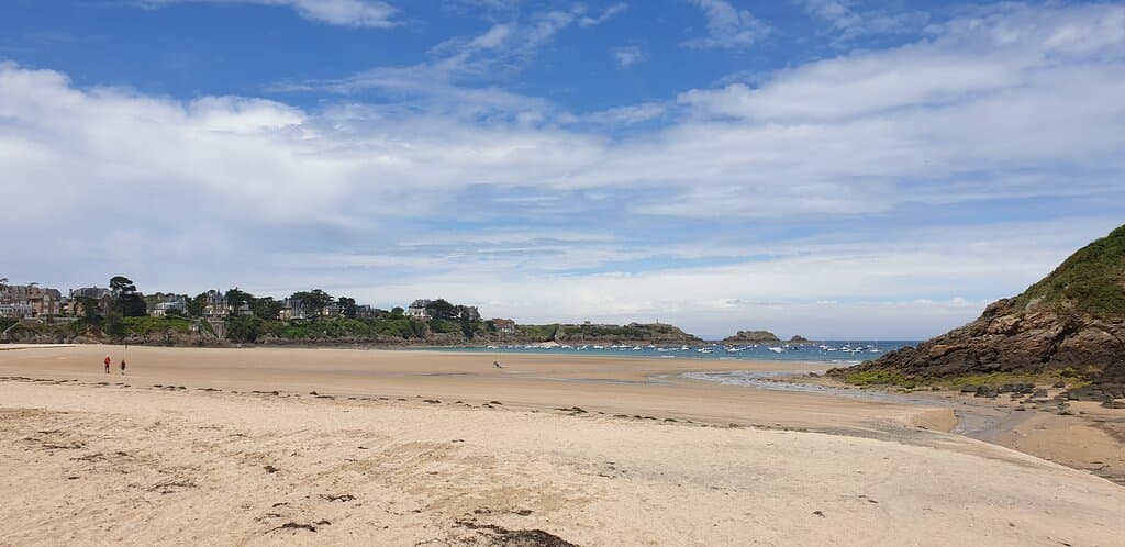 Grande Plage De St Lunaire, der Strand ist eingerahmt von schönen Villen auf den Klippen
