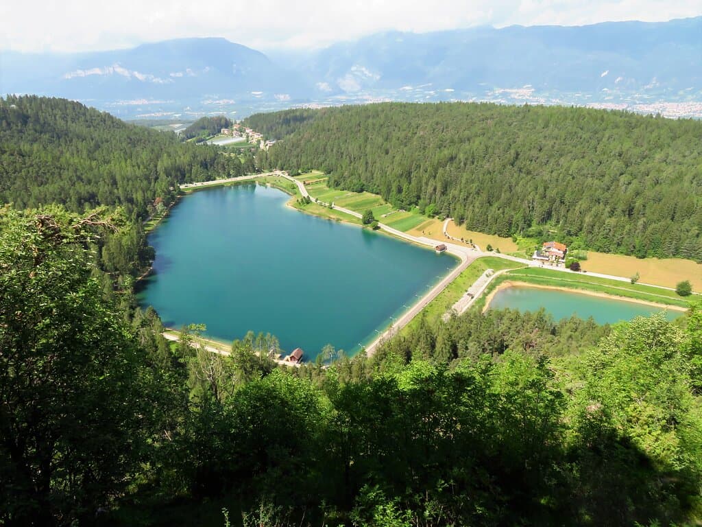 Il lago di Coredo (e una piccola porzione del lago Tavon) visto dal punto panoramico della Merlonga
