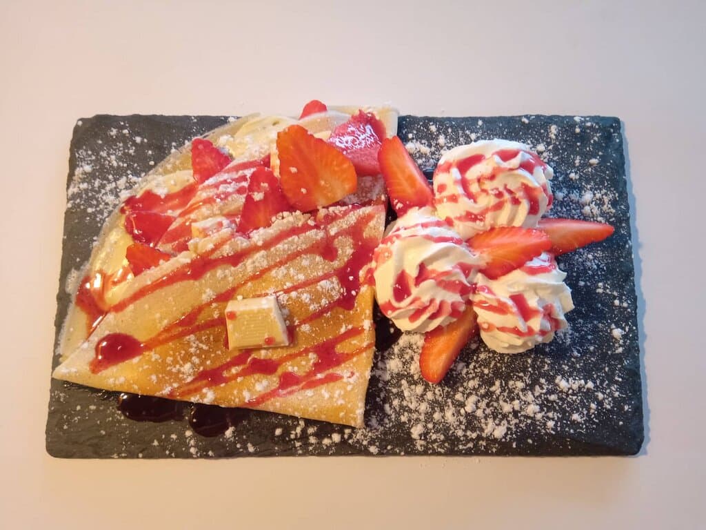Crepe de Chocolate Branco, Morangos e Chantily