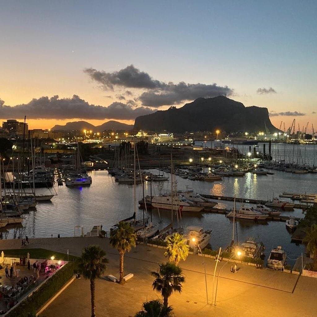 D’infilata il Monte Pellegrino all’innrunire , visto dalla Cala