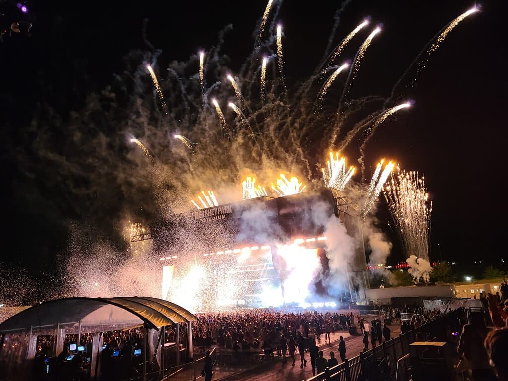 The whole stage during the fireworks and confetti