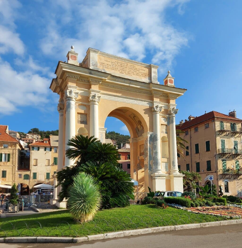 Piazza Vittorio Emanuele II Arco di Margherita