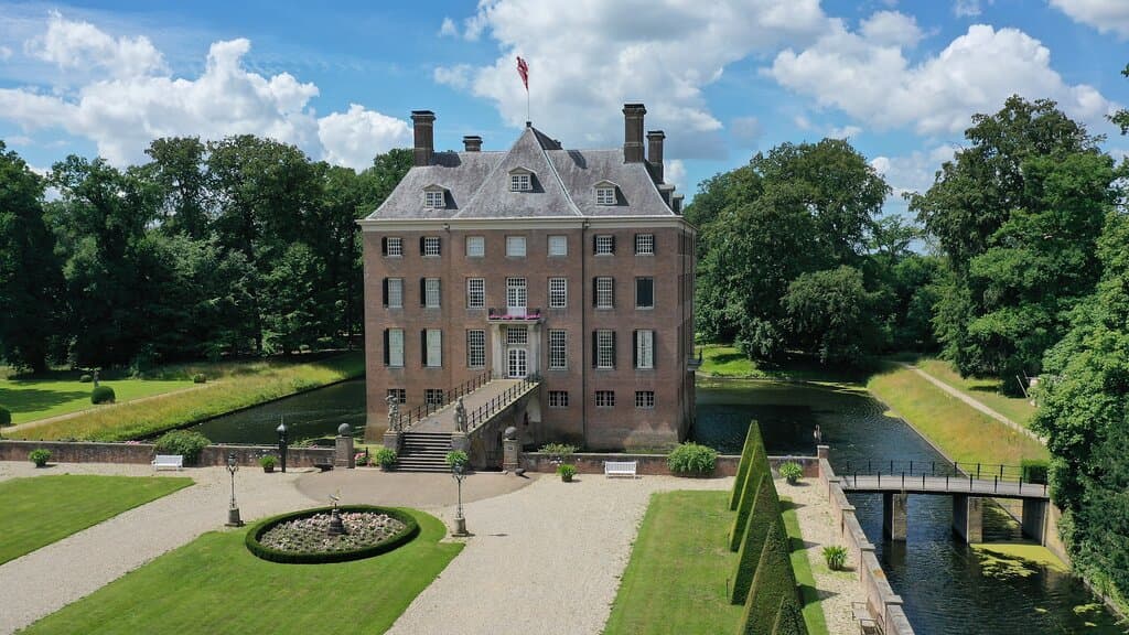 Kasteel Amerongen vanaf de voorzijde gezien. Gemaakt door Arie Rebergen