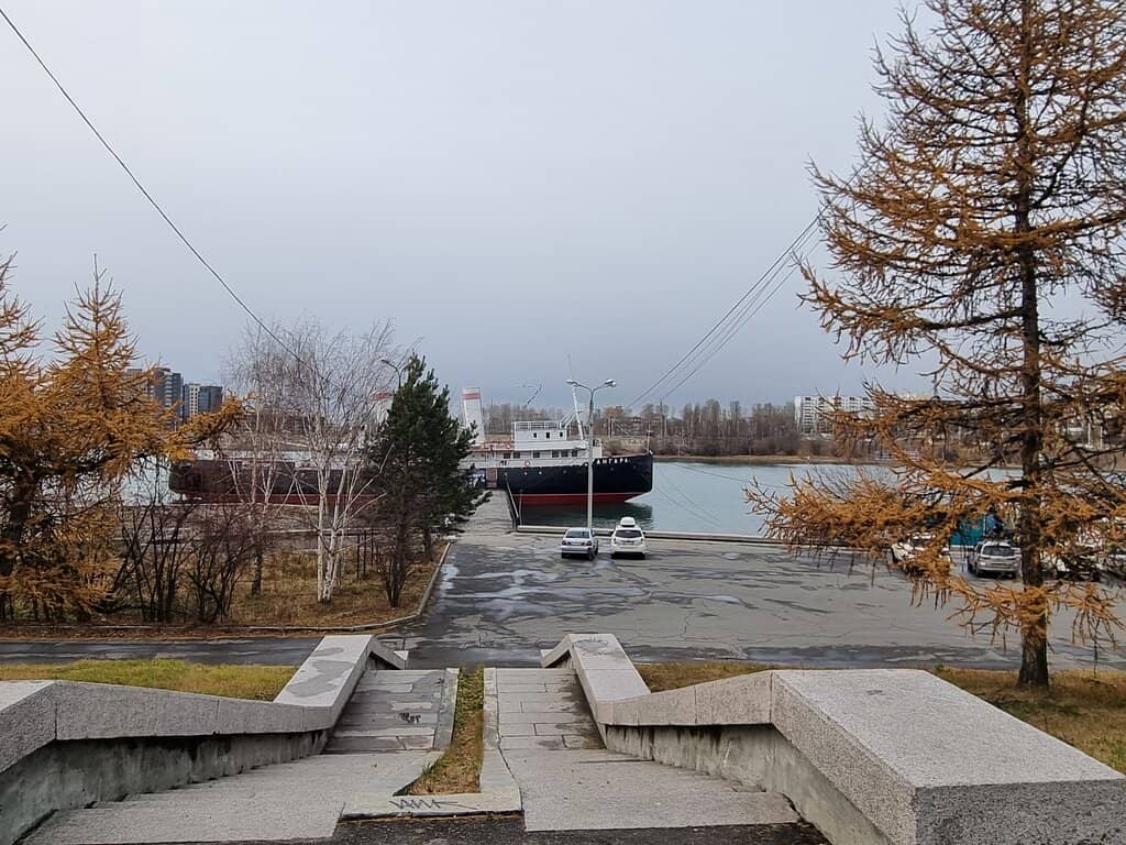 Scenic Dam and City Views