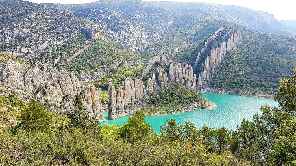 Souvenirs de mes Voyages -- Espagne - Aragon - Un paysage époustouflant que la nature nous offre avec ces murailles " Muraillas de Finestras " semblable à la célèbre Muraille de Chine qui elle est une œuvre réalisée par l'homme - 22.11.01 - Cliquer sur la photo pour découvrir la prise de vue complète