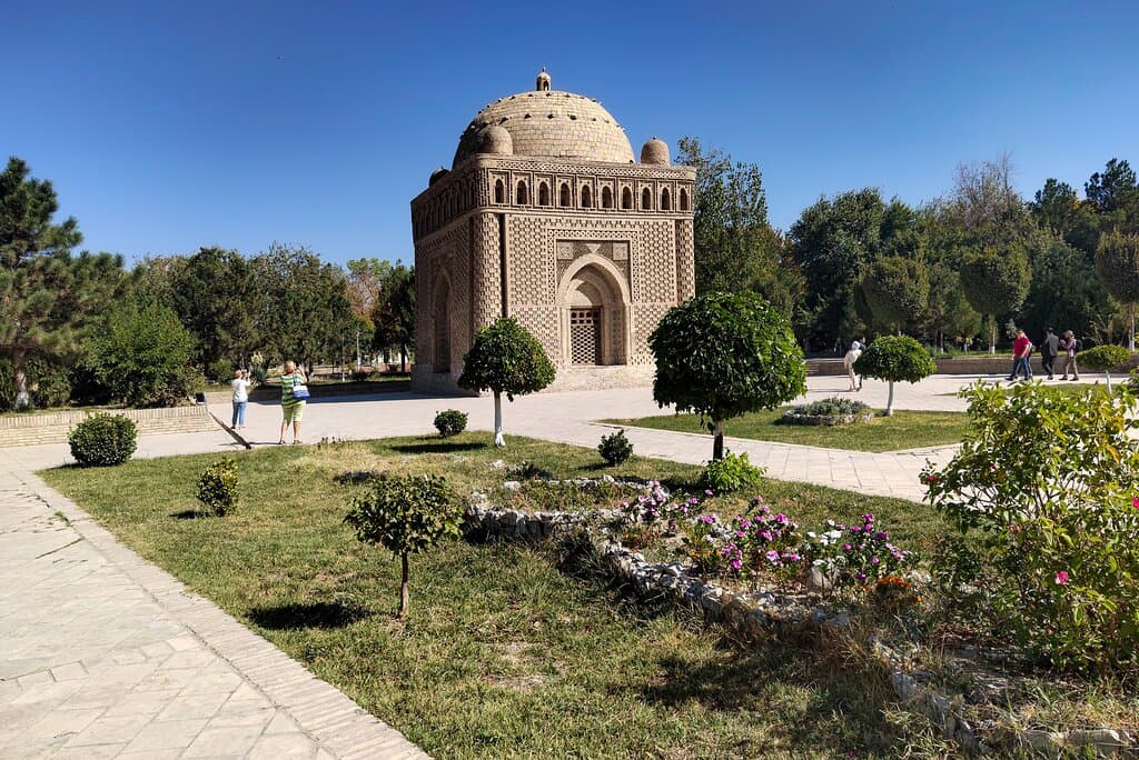 Вдали мавзолей Исмаила Самани. Старейшее с общепринятой точки зрения (на уровне гипотез - есть и старше) здание Узбекистана и единственное в своём роде уцелевшее от империи Саманидов