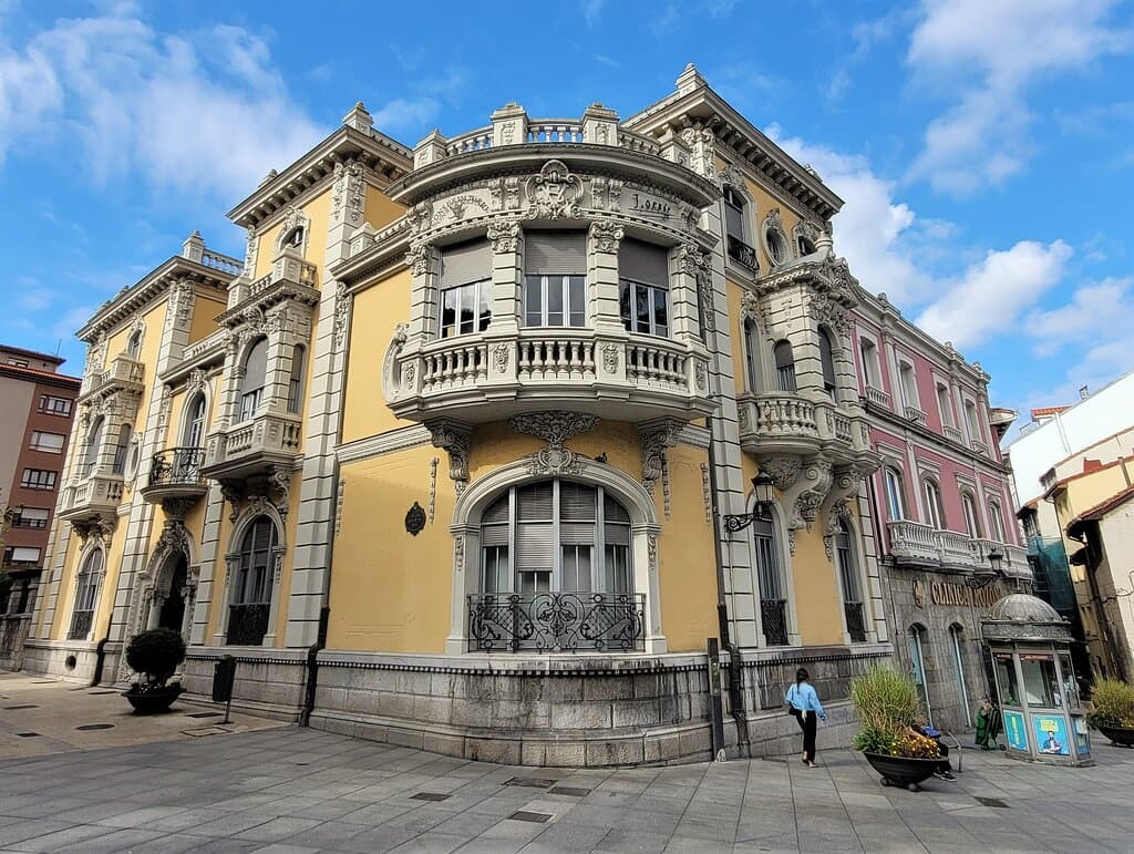 Situado en el centro historico de Aviles.