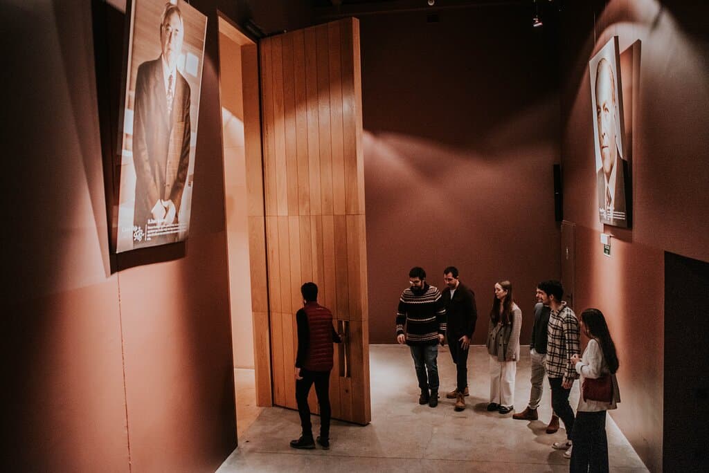 En Campo Viejo, descubrirás cómo elaboramos el vino visitando una bodega de más de 45.000 m2.