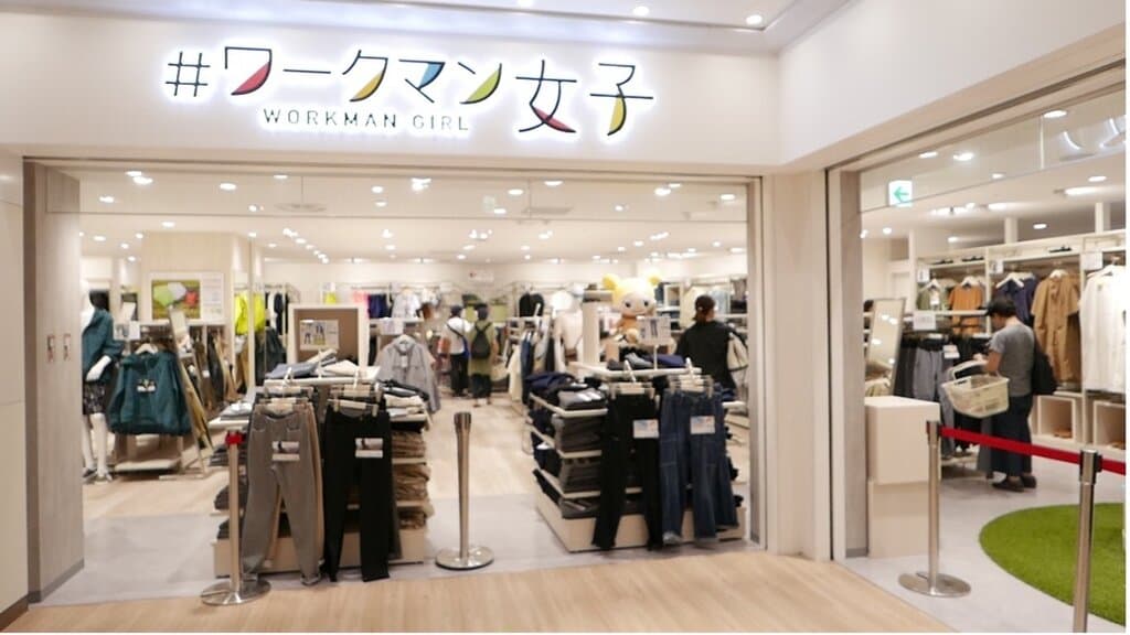 6月16日、勞動者專用鞋店「WORKMAN Shoes」在池袋Sunshine City開業了。 在首都圈的商業設施內設置的店鋪之中規模最大的旗艦店,是大阪1號店開業之後在東日本的首家店鋪。「WORKMAN」面向壹般人士的路面鞋店的銷售額以超過140%的增長率在成長,據說借此好兆頭設立了專門鞋店。 與在旁邊同時開業的「#WORKMAN女士 」加到壹起的話,成爲了首都商業設施當中所設立的最大規模的店鋪。