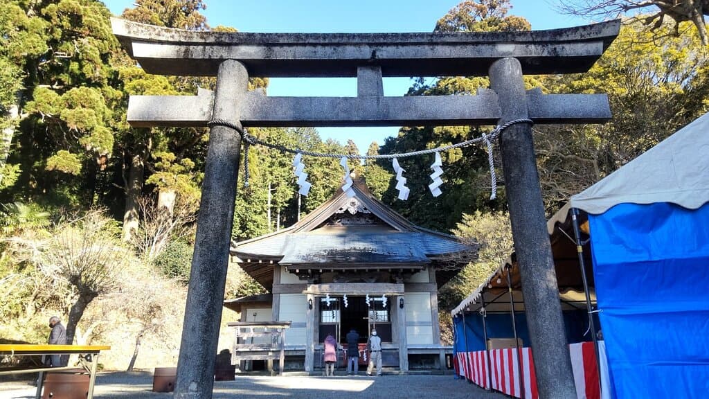 年越しの行事が行われていたようで、紅白の横断幕がいい感じです。