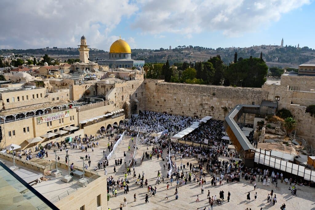 For the experience of a lifetime, visit the Lookout Observation Deck on top of the Aish World Center in the Jewish Quarter. This rooftop’s 360-degree breathtaking view captures thousands of years of history as it lets you see it all: The Western Wall Plaza, the Temple Mount and its Golden Dome, Mount of Olives, City of David, Jordananian Hills and the Judean Desert.