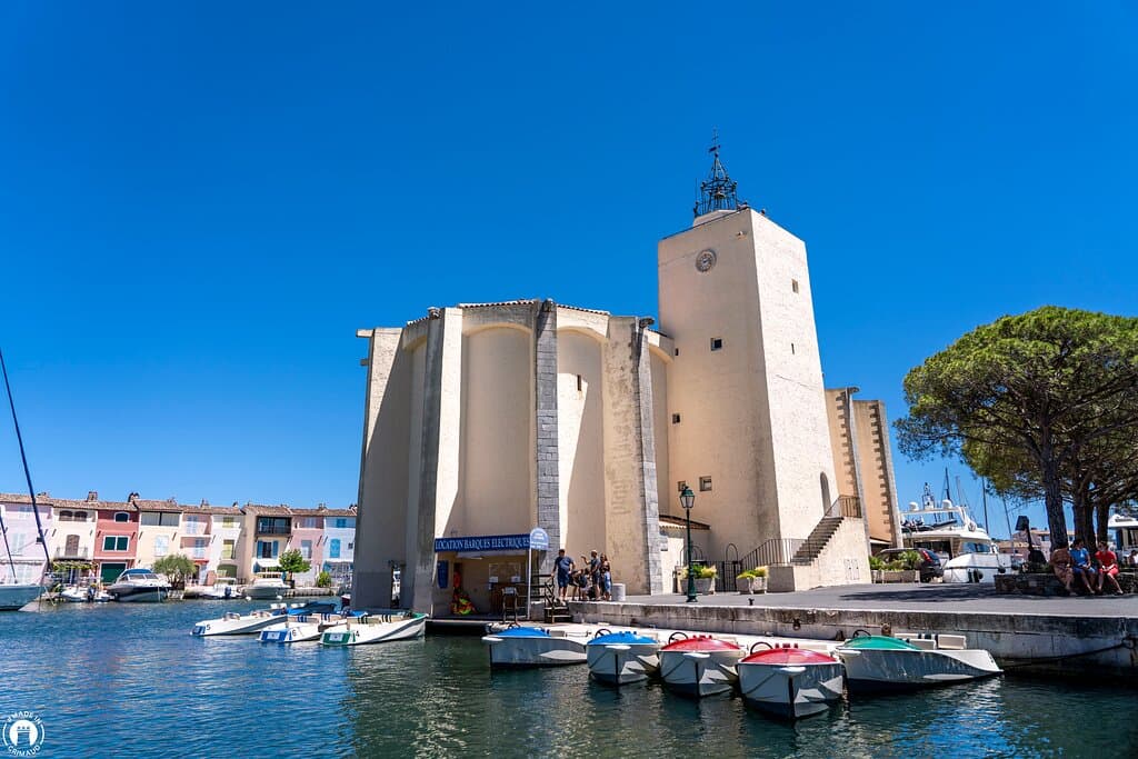 L'église Saint-François d'Assise dans le quartier de Port Grimaud.