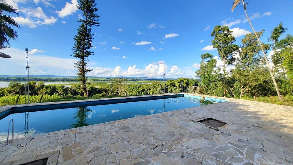 Piscina de água natural, gigantesca com vista direta para a represa do Tanquã