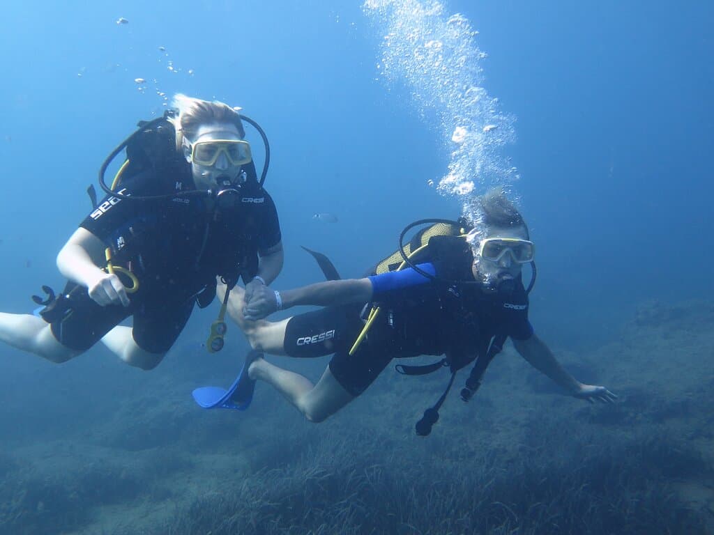 "Hayatı doya doya keyifle yaşamak isteyen herkesin buluşma noktası Sea Boss Diving Center. Profesyonel eğitmenleri, rehberleri ve deneyimli kadrosu ile daha iyi hizmet vermek ve kendinizi güvende hissetmenizi sağlamak için dost elini size uzatıyor." Akdenizin mavi sularında ve Avrupa'nın en büyük Sualtı Müzesine sahip Antik Side bölgesinde bulunan 117 heykeli bulunan Sualtı Müzesine ve Batık Sahil Güvenlik Gemisine dalış yapmanın tam zamanı...