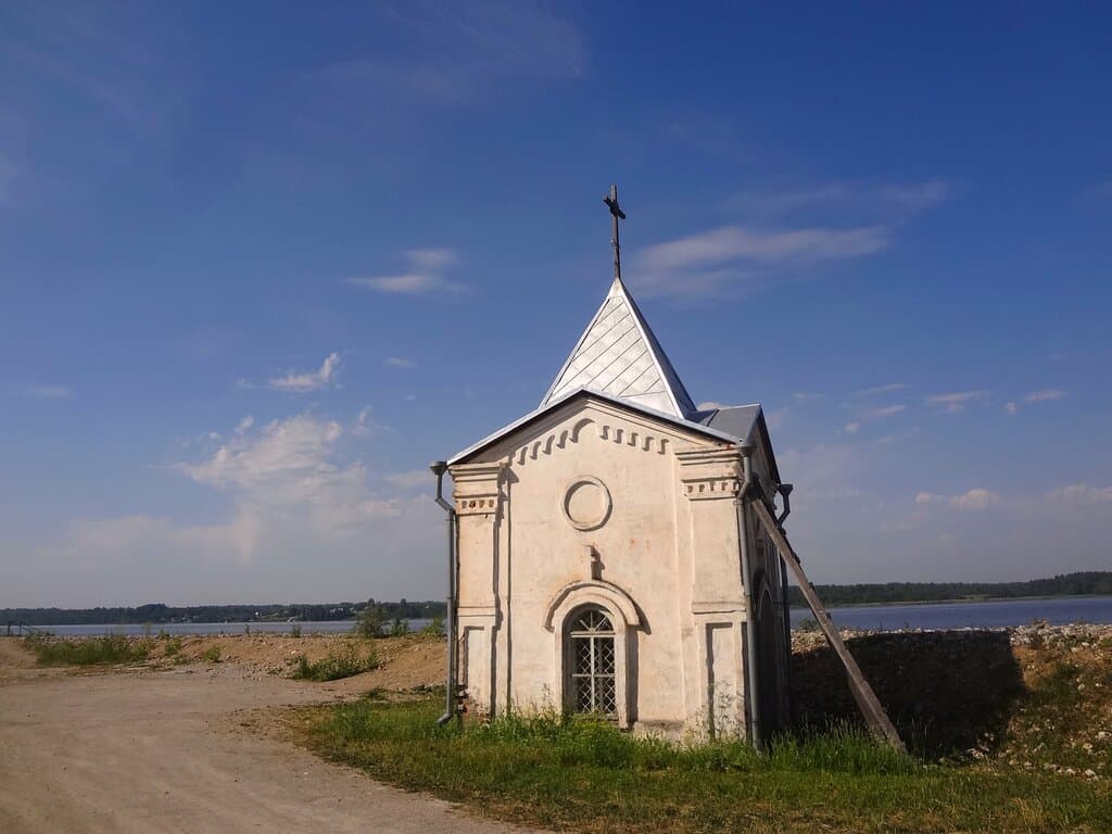 Часовня на берегу