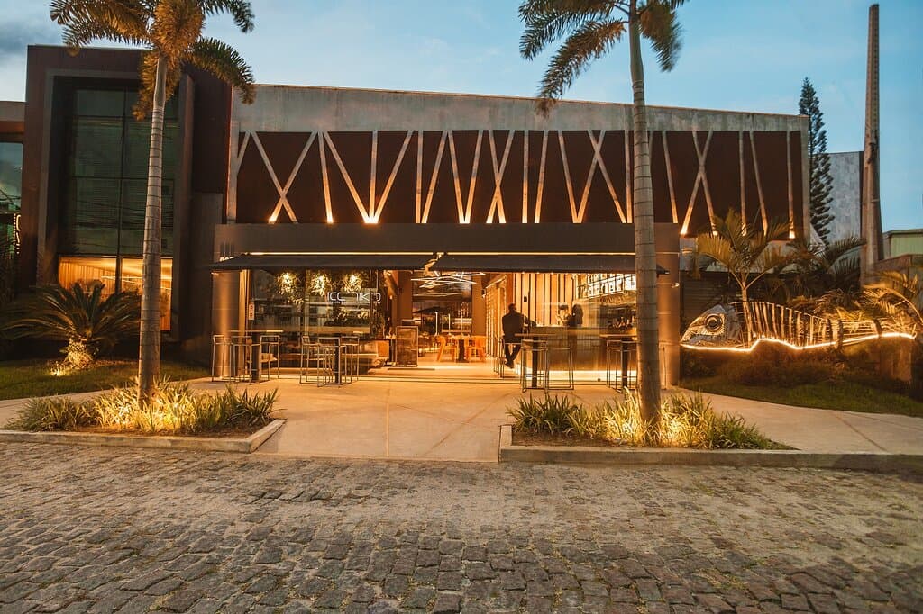 A nossa arquitetura é um dos pontos fortes e diferenciais na entrega da experiência Iconiko. Um projeto brilhantemente executado pelo escritório Anderson Nobre Arquitetura que nos confere contemporaneidade, design marcante e um espaço aconchegante, que disponibiliza cinco ambientes distintos para que as suas noites de jantar e viagem pela culinária oriental sejam ainda mais exclusivas. 🖤 #IconikoCaboFrio #ComidaJaponesa #Culináriaoriental #PassagemCaboFrio