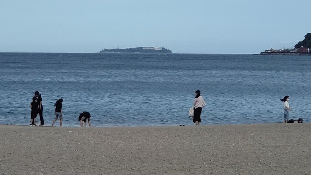 海辺の先に、初島がみえますね。。。