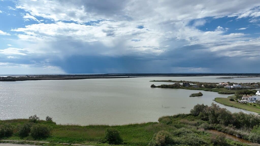 Etang Des Launes gezien vanaf een drone.