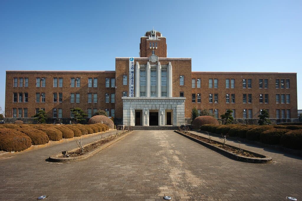 茨城県三の丸庁舎(旧茨城県庁):茶色い煉瓦張りの外観、エントランスの柱もあって威風堂々。